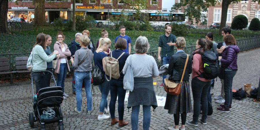 Bild zeigt eine Gruppe beim Stadtrundgang.