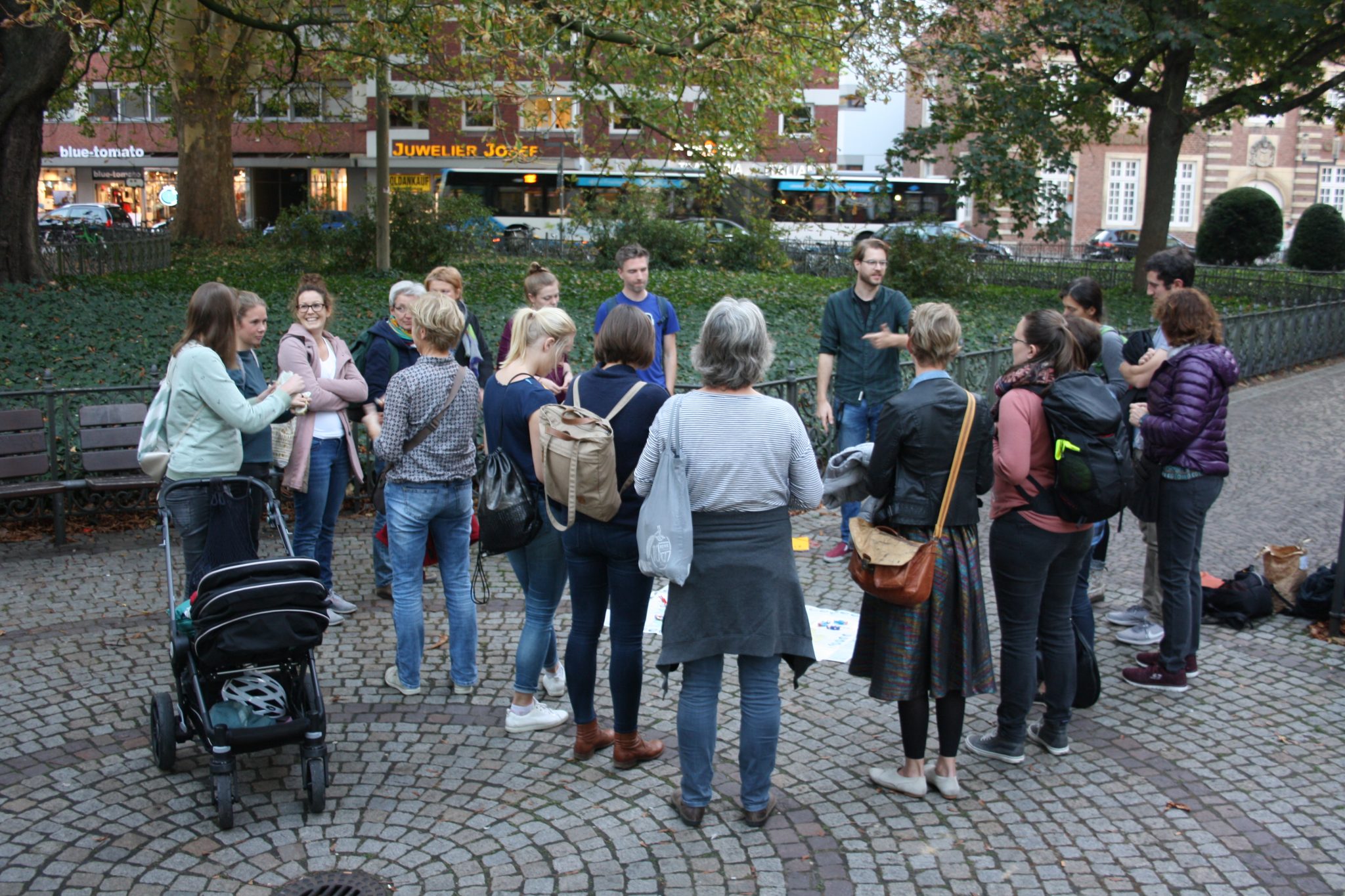 Bild zeigt eine Gruppe beim Stadtrundgang.