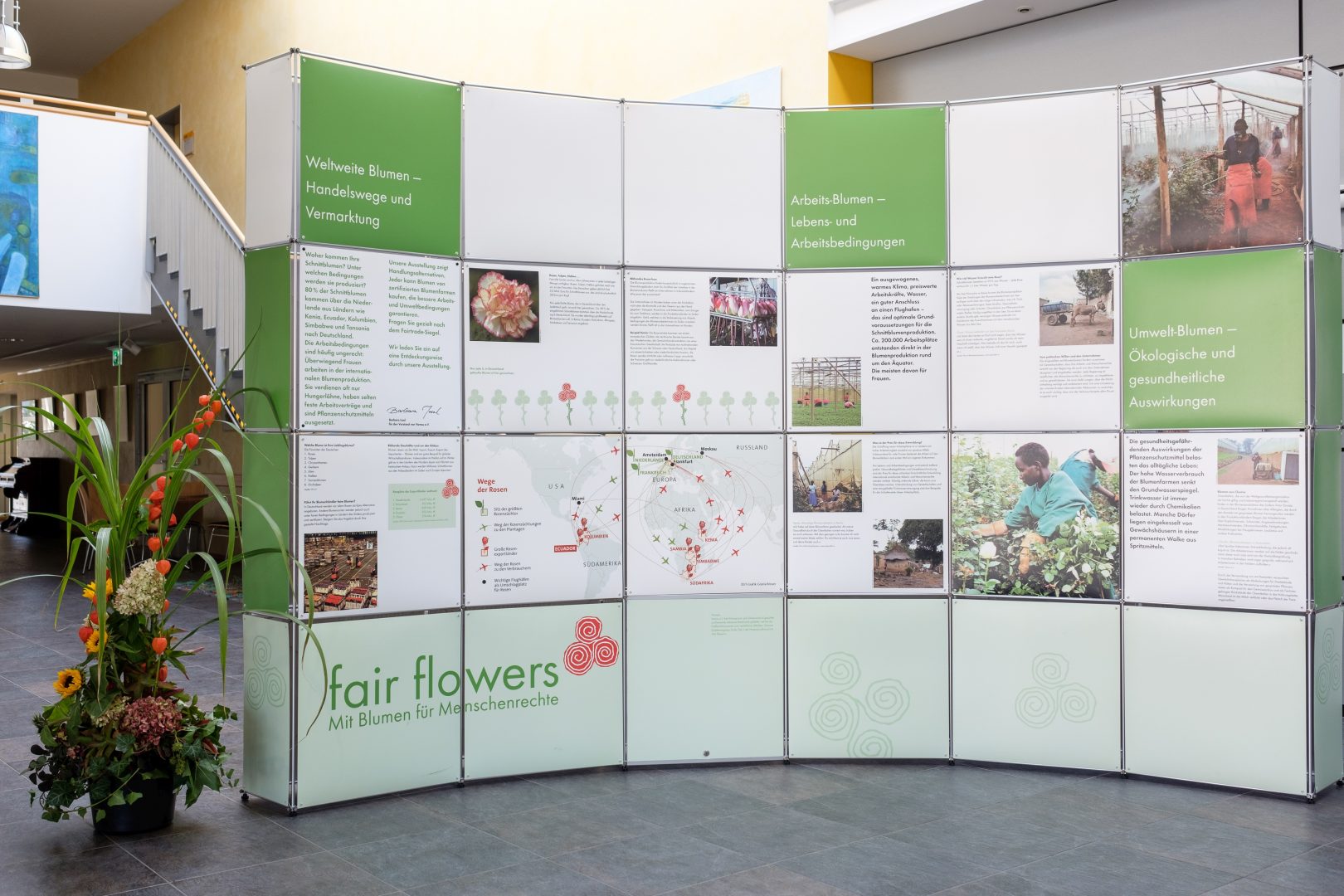 »fair flowers – Mit Blumen für Menschenrechte« ist der Titel unserer Wanderausstellung zum Thema Arbeitsbedingungen in der internationalen Blumenindustrie. Darin greifen wir die unterschiedlichen Aspekte des Themas auf und stellen Möglichkeiten eines alternativen Konsums von Schnittblumen vor.