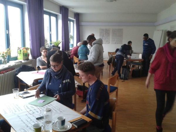 Kleingruppen lernen auf Multischulung.