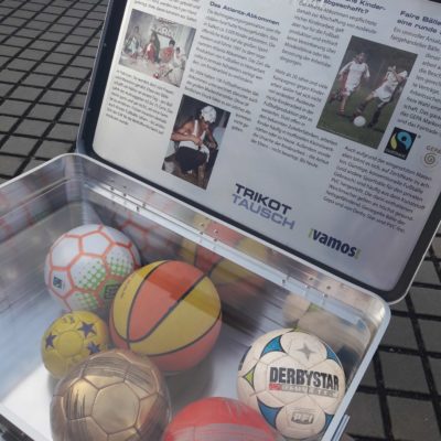 Der Ballkoffer ist Teil der Ausstellung TrikotTausch
