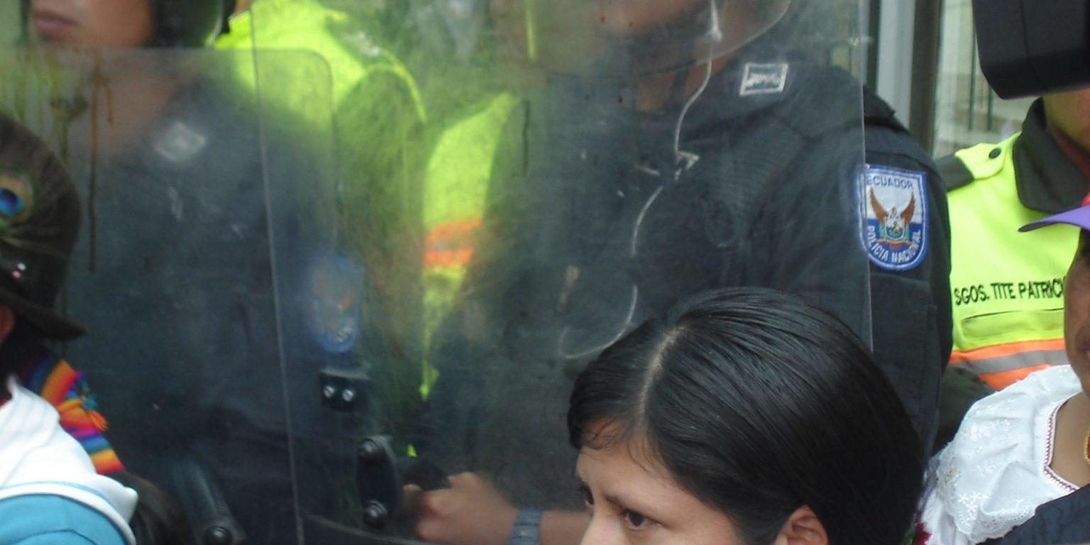 BeiWiderstanddrohtRepression_Foto_SiegmundThies Foto von indigenen Aktivistinnen umgeben von Polizisten in Ecuador.