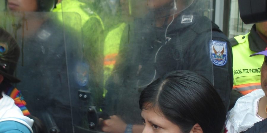 Foto von indigenen Aktivistinnen umgeben von Polizisten in Ecuador.