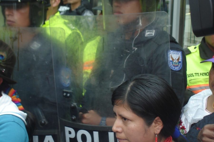 Foto von indigenen Aktivistinnen umgeben von Polizisten in Ecuador.