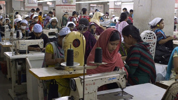 Filmausschnitt aus dem Film The True Cost- Näherinnen sitzen an der Nähmaschine