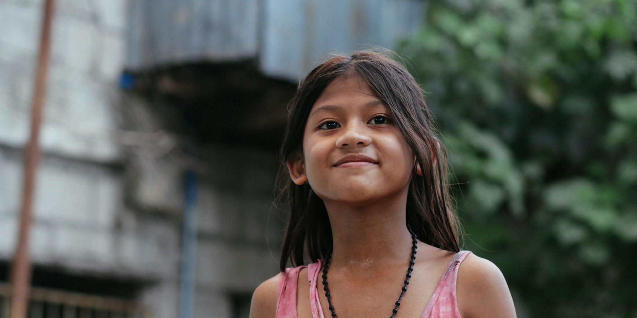 Blanka Mädchen lacht in die Kamera