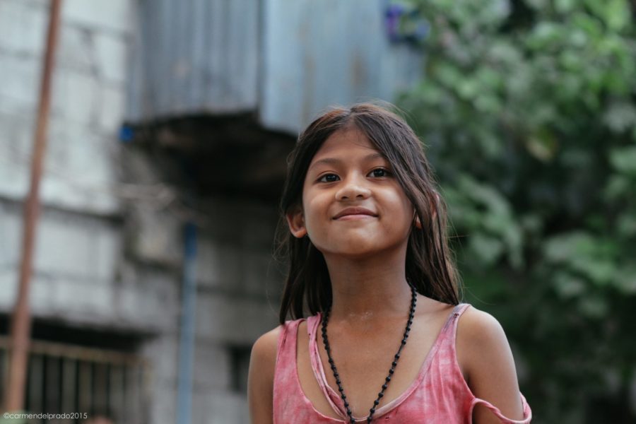 Mädchen lacht in die Kamera