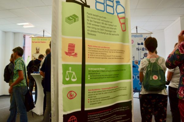 Menschen gehen durch die Ausstellung PlanetPlastic