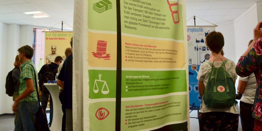Menschen gehen durch die Ausstellung PlanetPlastic
