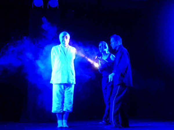 Szene aus dem Theaterstück „Die Weissen kommen“ der Berliner Compagnie in Münster. Vamos e.V. Die Protagonisten desTheaterstückes "die Weissen kommen" der Berliner Compagnie feinden sich an.