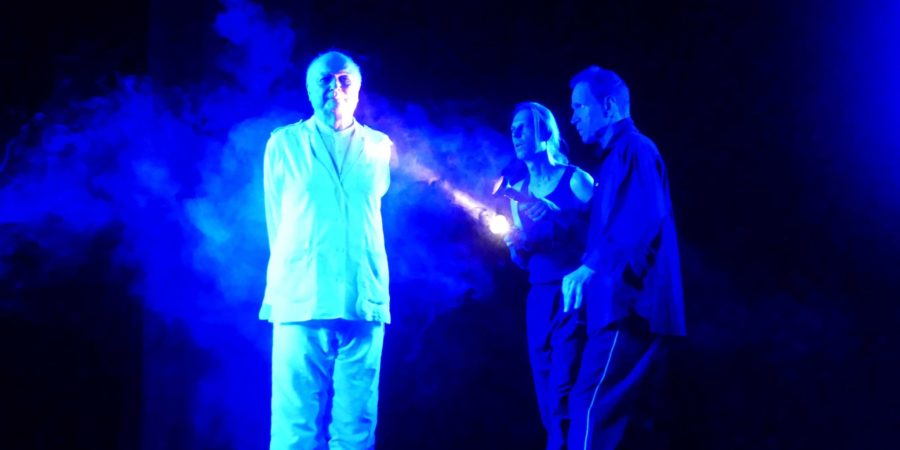 Die Protagonisten desTheaterstückes "die Weissen kommen" der Berliner Compagnie feinden sich an.