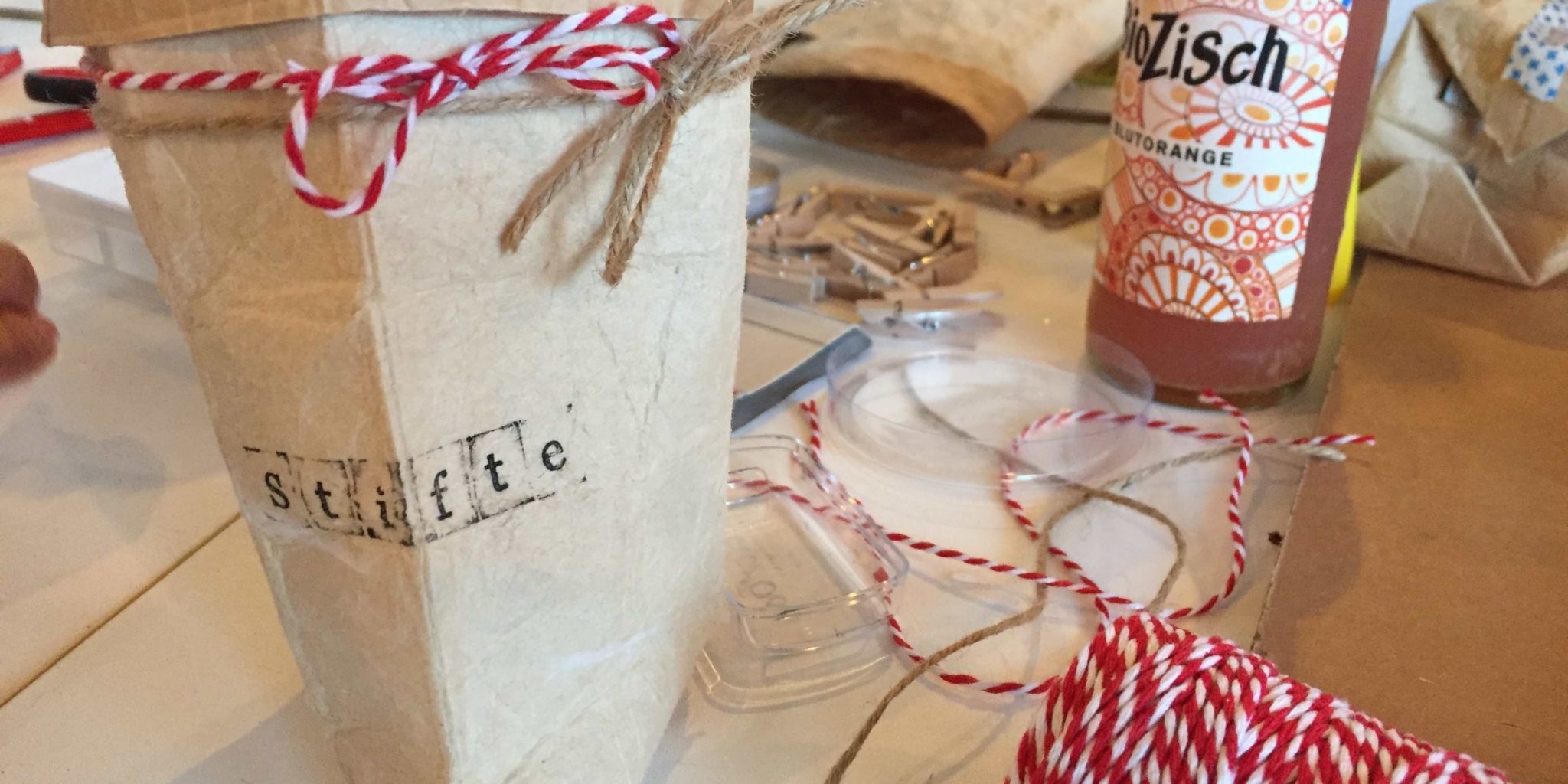 Utensilo aus Tetrapack Man sieht eine selbstgemachte Stiftbox aus einem Tetrapack