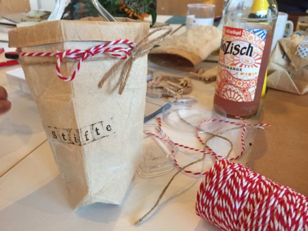 Man sieht eine selbstgemachte Stiftbox aus einem Tetrapack