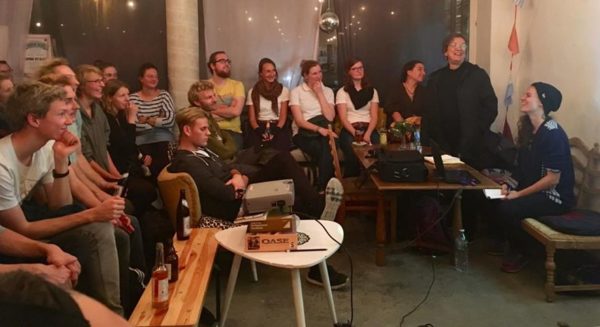 Die Aktivistin Irma Estela Aguirre Pérez aus Mexiko präsentiert den Zuhörer`*innen in der Leo-Kneipe ihr Konzept zur alternativen Landwirtschaft.