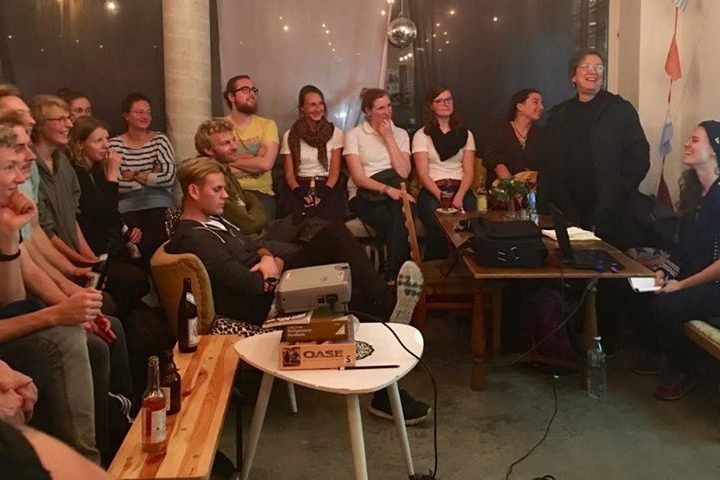 Irma Estela Aguirre Pérez stellt ihr Konzept der alternativen Landwirtschaft in Mexiko vor. Vamos e.V. Die Aktivistin Irma Estela Aguirre Pérez aus Mexiko präsentiert den Zuhörer`*innen in der Leo-Kneipe ihr Konzept zur alternativen Landwirtschaft.