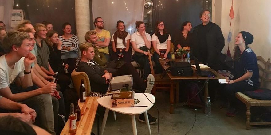 Irma Estela Aguirre Pérez stellt ihr Konzept der alternativen Landwirtschaft in Mexiko vor. Vamos e.V. Die Aktivistin Irma Estela Aguirre Pérez aus Mexiko präsentiert den Zuhörer`*innen in der Leo-Kneipe ihr Konzept zur alternativen Landwirtschaft.