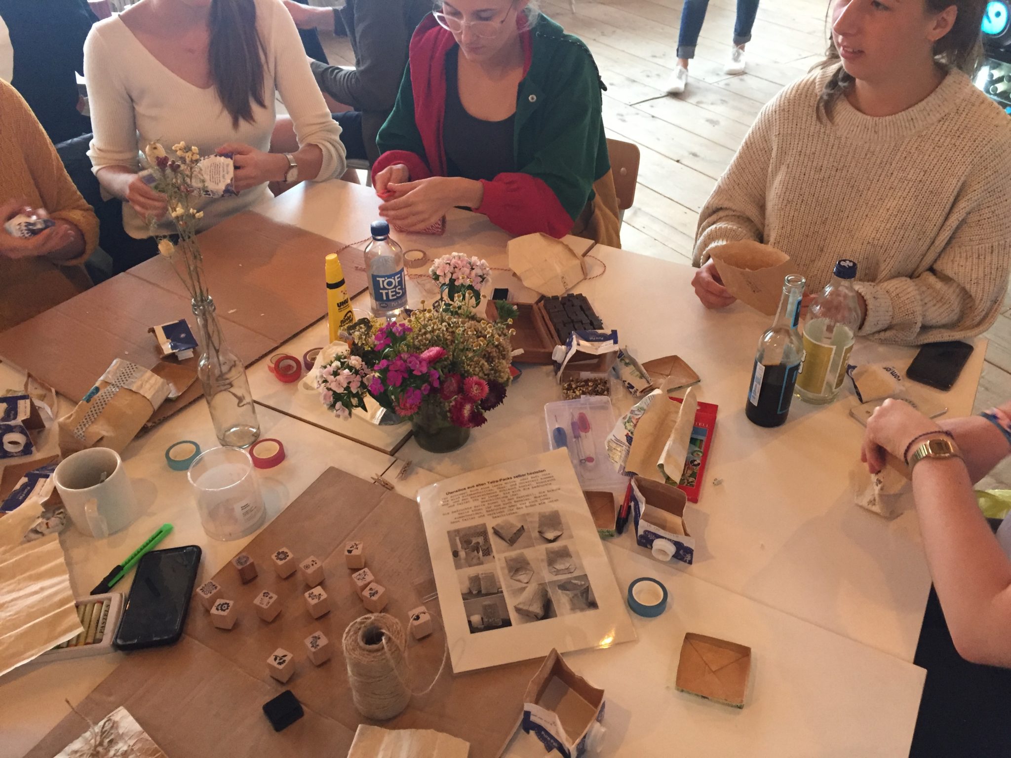 Workshop-Teilnehmer werden kreativ beim Upcyceln