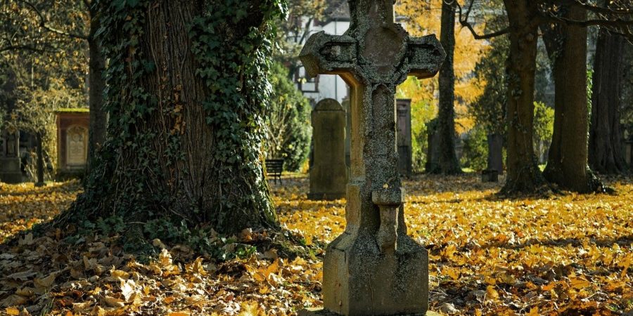 Ein Kreuz auf einem Friedhof