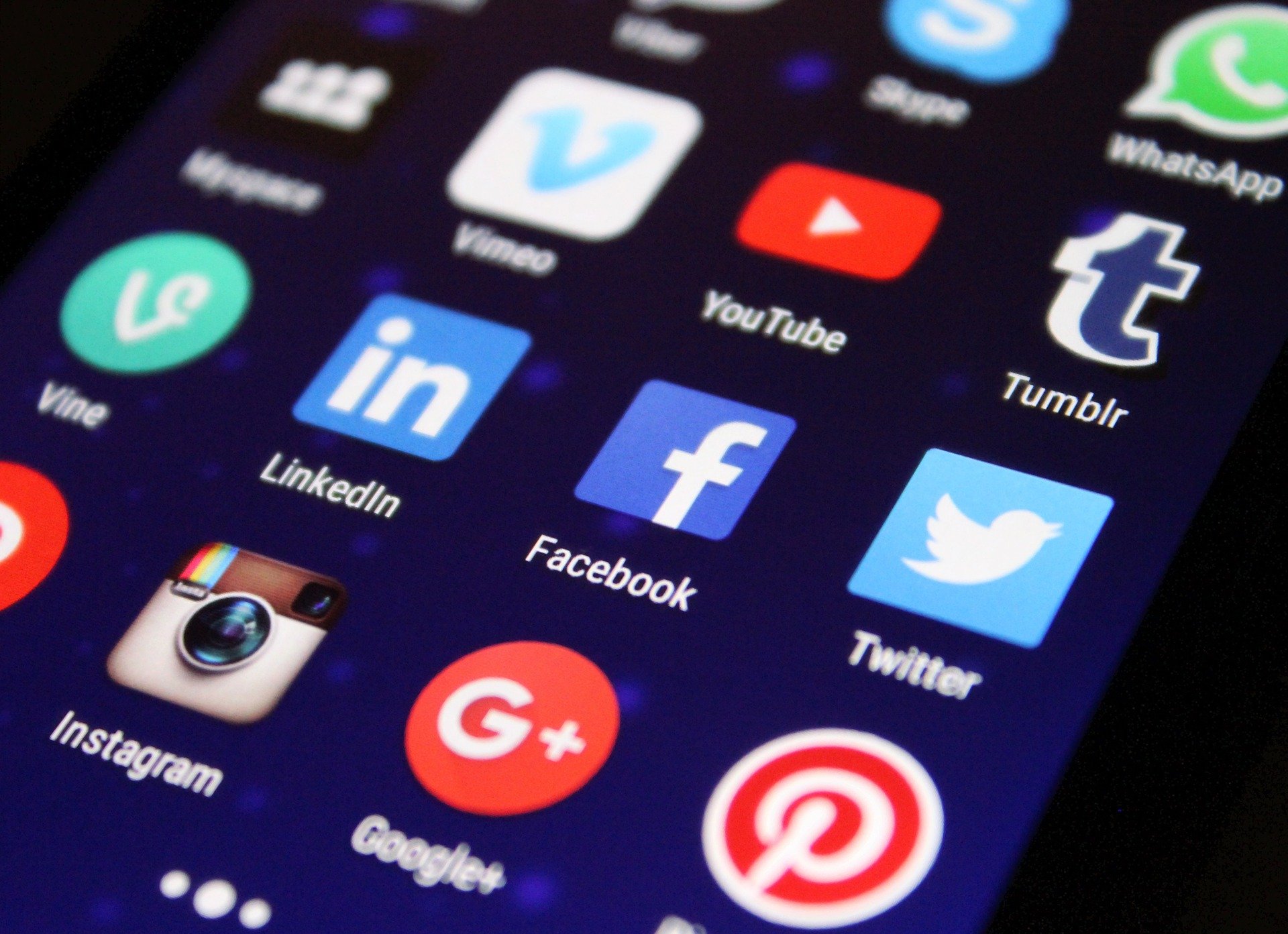 Ein Close-Up von Handybildschirm mit verschiedenen Apps wie Facebook, Instagram oder Twitter