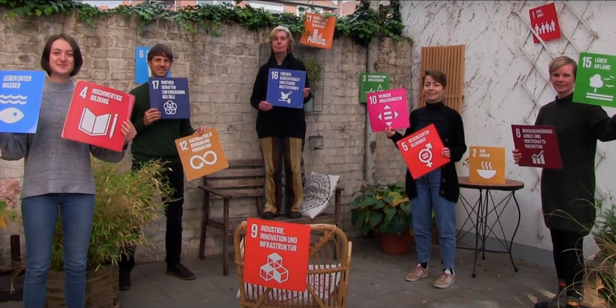 Screenshot Abschlussspot 5 Personen halten Plakate der SDGs hoch.