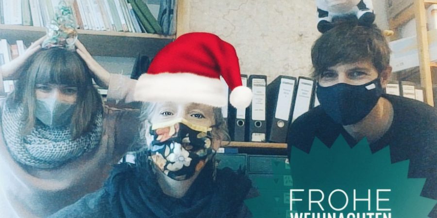 FroheWeihnachtenvomVamosTeam-01 Drei Menschen mit Weihnachtsmütze wünschen frohe Weihnachten