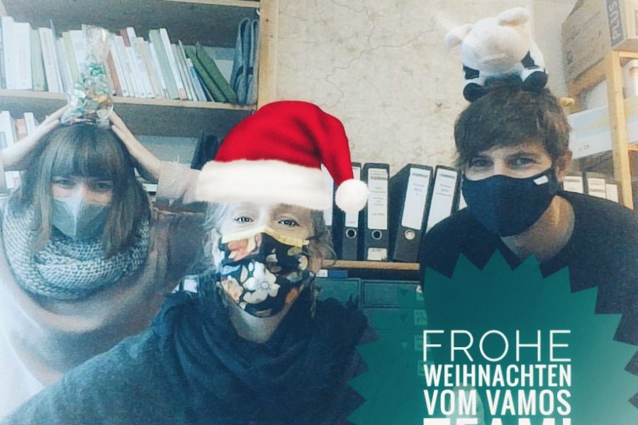 FroheWeihnachtenvomVamosTeam-01 Drei Menschen mit Weihnachtsmütze wünschen frohe Weihnachten