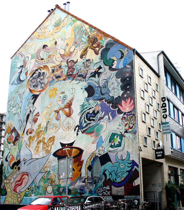 Wandbild-Cuba Man sieht ein Haus, das cuba begegnungszentrum, die ganze Fassade ist mit einem bunten Wandbild bemalt.