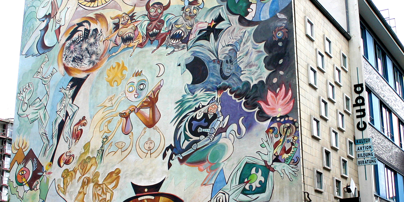 Wandbild-Cuba Man sieht ein Haus, das cuba begegnungszentrum, die ganze Fassade ist mit einem bunten Wandbild bemalt.