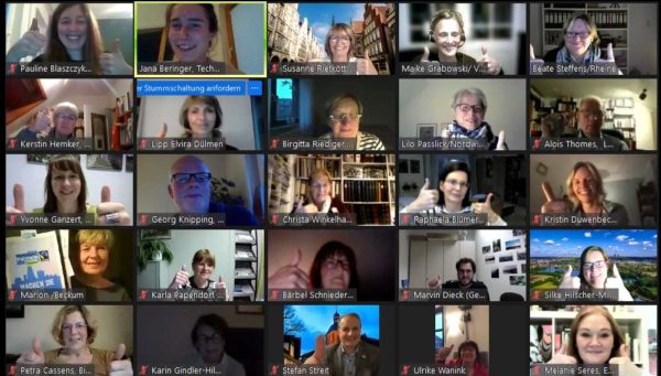 2021_04_29_GruppenfotoPMFairnetzungstreffen_Münsterland Man sieht einen Zoombildschirm mit vielen Gesichtern