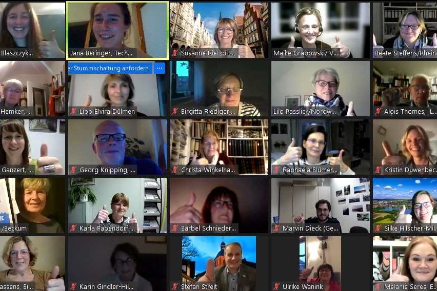 2021_04_29_GruppenfotoPMFairnetzungstreffen_Münsterland Man sieht einen Zoombildschirm mit vielen Gesichtern