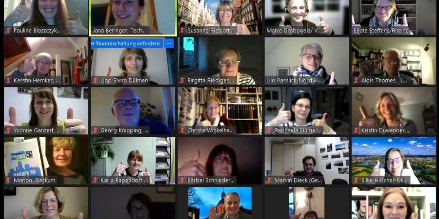 2021_04_29_GruppenfotoPMFairnetzungstreffen_Münsterland Man sieht einen Zoombildschirm mit vielen Gesichtern