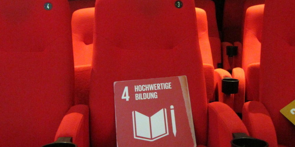 Das SDG-Ziel Hochwertige Bildung liegt auf einem Kinosessel