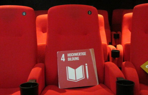 Globale Verantwortung braucht gute Filme Das SDG-Ziel Hochwertige Bildung liegt auf einem Kinosessel