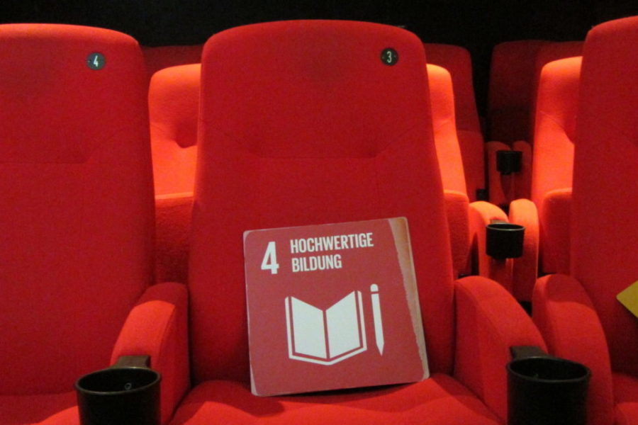 Globale Verantwortung braucht gute Filme Das SDG-Ziel Hochwertige Bildung liegt auf einem Kinosessel