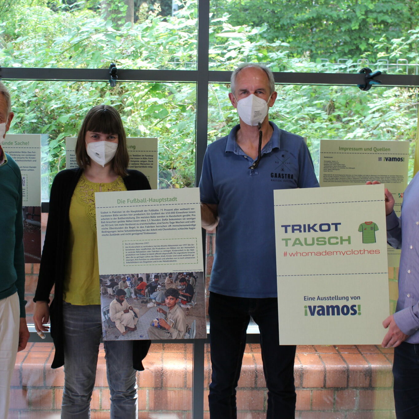 Sie unterstützen die Ausstellung „TrikotTausch“ (v.l.): Berthold Ostlinning (Werbegemeinschaft Kinderhaus), Sophia Firgau (Vamos e.V.), Dieter Schmitz (Wuddi) und Philipp Bell (Vorsitzender Werbegemeinschaft Kinderhaus) Foto: privat