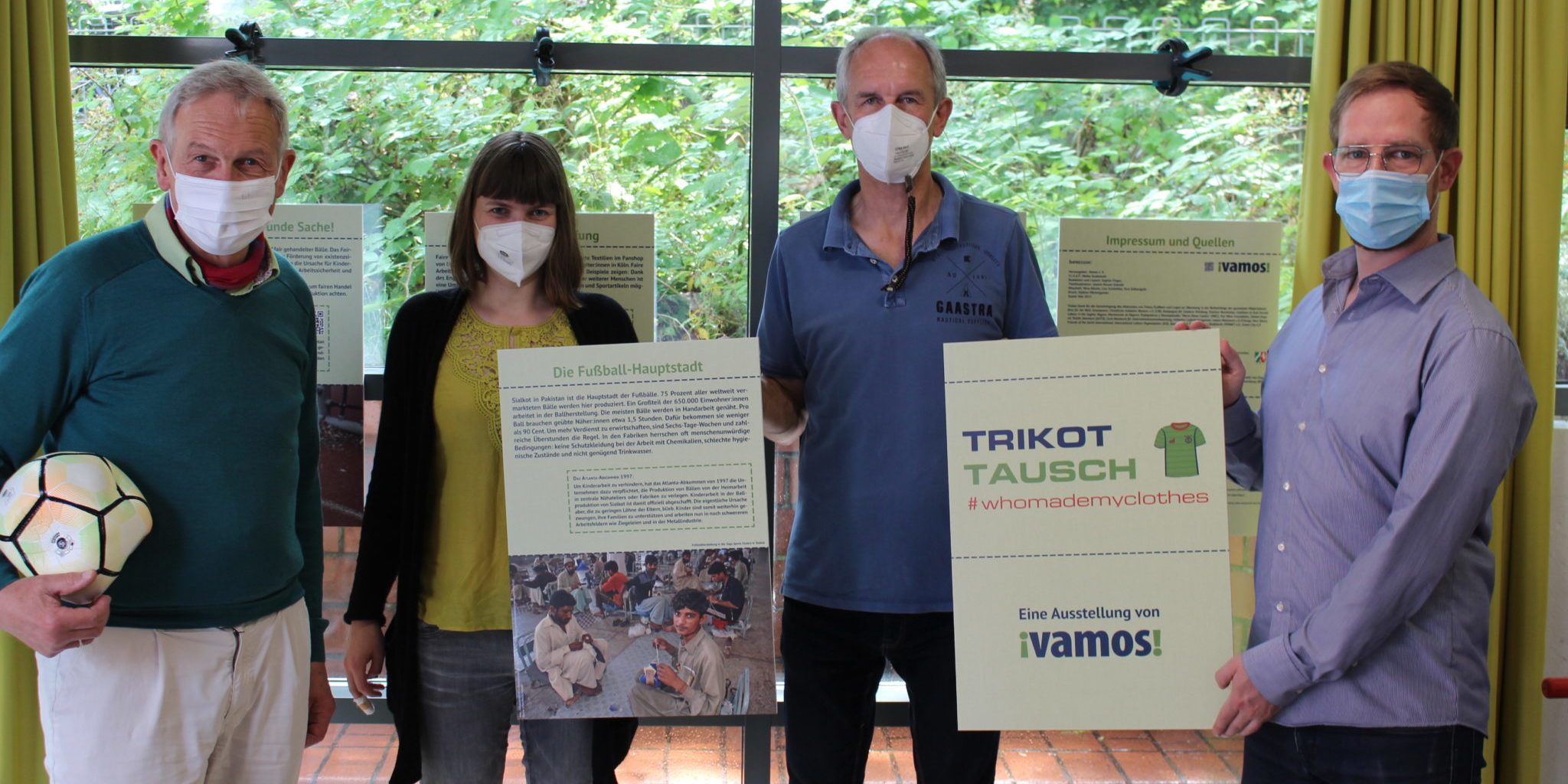 Sie unterstützen die Ausstellung „TrikotTausch“ (v.l.): Berthold Ostlinning (Werbegemeinschaft Kinderhaus), Sophia Firgau (Vamos e.V.), Dieter Schmitz (Wuddi) und Philipp Bell (Vorsitzender Werbegemeinschaft Kinderhaus) Foto: privat
