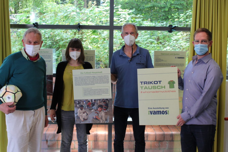 Sie unterstützen die Ausstellung „TrikotTausch“ (v.l.): Berthold Ostlinning (Werbegemeinschaft Kinderhaus), Sophia Firgau (Vamos e.V.), Dieter Schmitz (Wuddi) und Philipp Bell (Vorsitzender Werbegemeinschaft Kinderhaus) Foto: privat