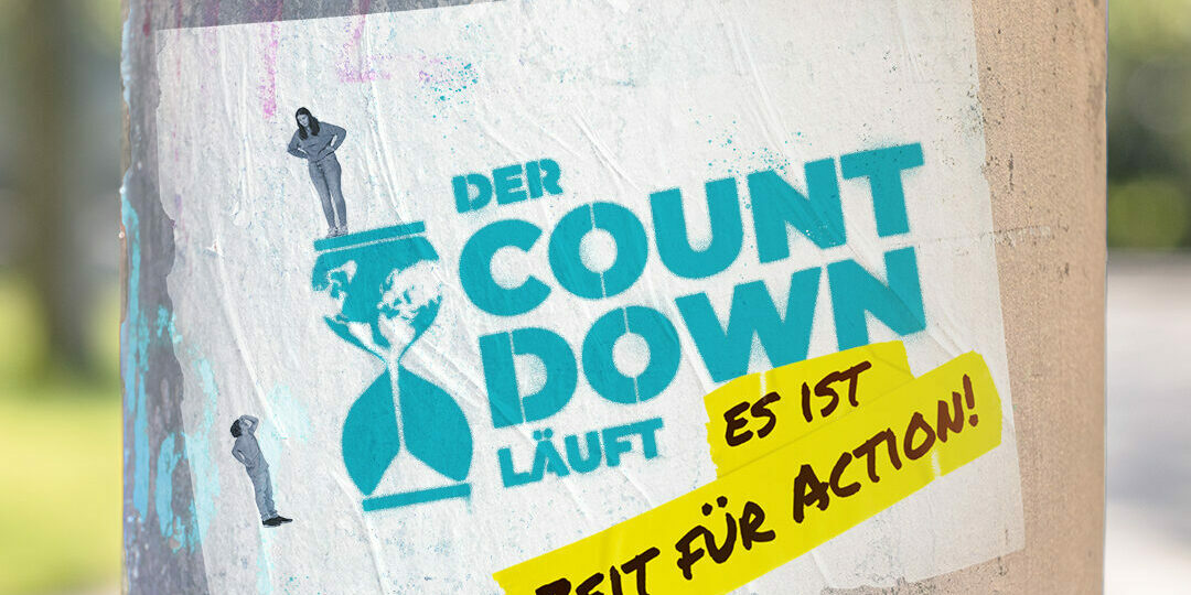 Bild auf einer Säule mit dem Spruch: Es ist ZEit für Action