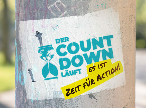 Bild auf einer Säule mit dem Spruch: Es ist ZEit für Action