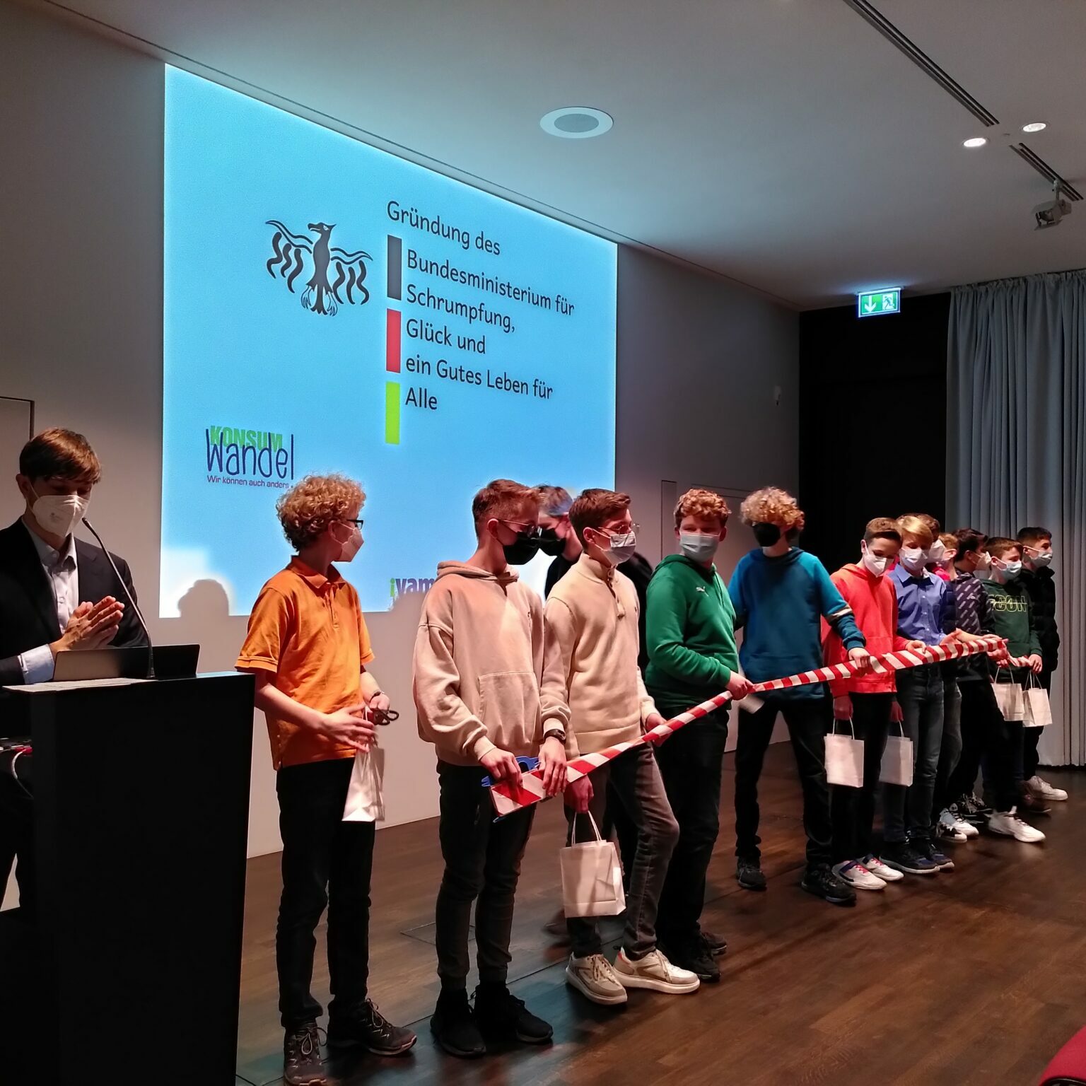 Schüler des Immanuel Kant Gymnasiums bei der Gründung des neuen, interaktiven Ministeriums