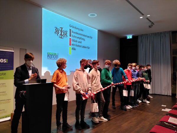 Schüler des Immanuel Kant Gymnasium bei der Gründung des neuen Interaktiven Ministeriums Schüler des Immanuel Kant Gymnasiums bei der Gründung des neuen, interaktiven Ministeriums