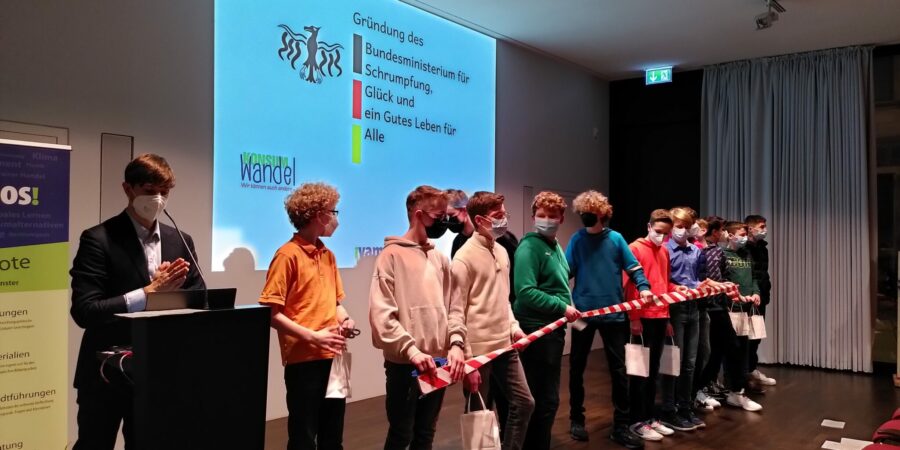 Schüler des Immanuel Kant Gymnasium bei der Gründung des neuen Interaktiven Ministeriums Schüler des Immanuel Kant Gymnasiums bei der Gründung des neuen, interaktiven Ministeriums