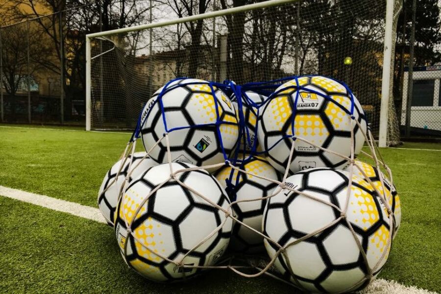 22-03-17Bälle fair Fußballbälle in einem Netz vor einem Fußballtor