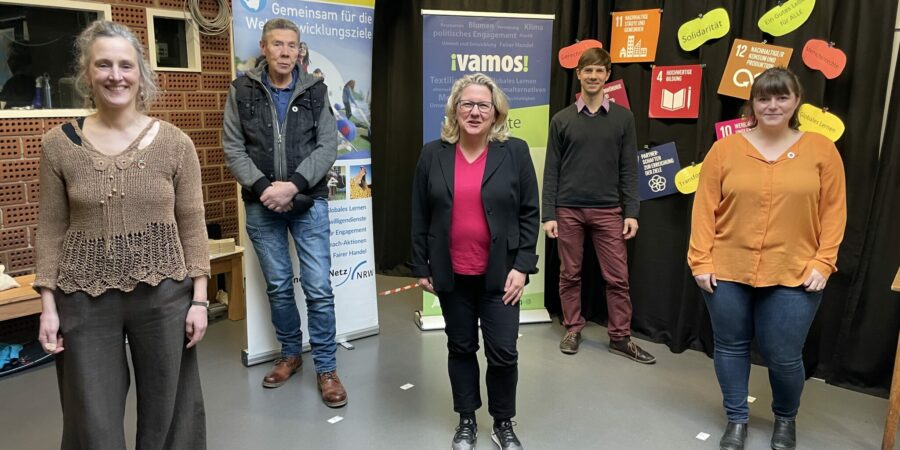 Pressebild mit Svenja Schulze, Vamos e.V. und Eine Welt Netz NRW Pressebild mit Svenja Schulze, Vamos e.V. und Eine Welt Netz NRW