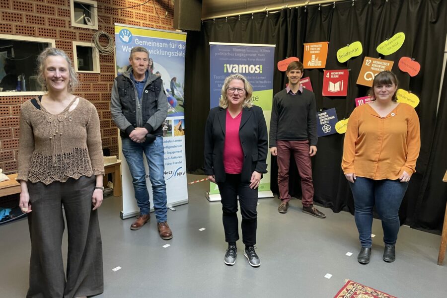 Pressebild mit Svenja Schulze, Vamos e.V. und Eine Welt Netz NRW Pressebild mit Svenja Schulze, Vamos e.V. und Eine Welt Netz NRW