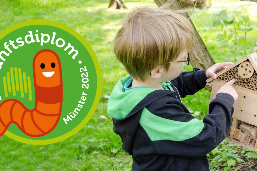 Stadt-Muenster-Zukunftsdiplom2022-Facebook-1200x630px Ein Kind hat ein Insektenhotel in der Hand
