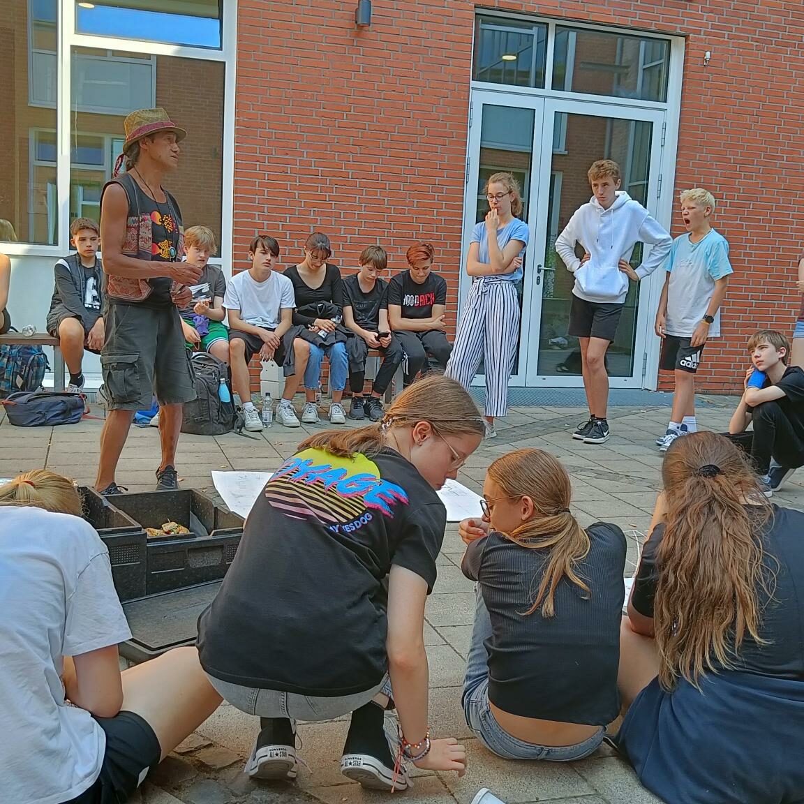 Der Künstler Jorge Hidalgo befindet sich in einer Diskussion mit Schülerinnen des Ratsgymnasiums Münster.