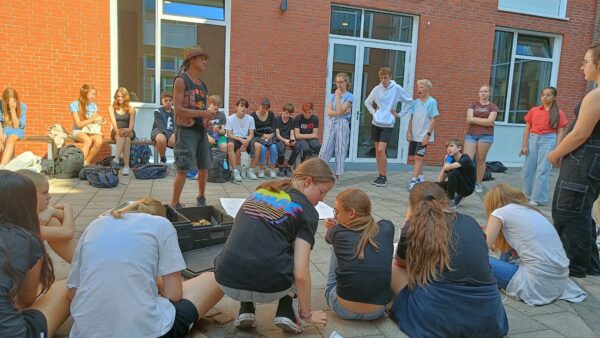 Der Künstler Jorge Hidalgo befindet sich in einer Diskussion mit Schülerinnen des Ratsgymnasiums Münster.