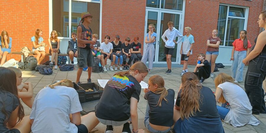 Der Künstler Jorge Hidalgo befindet sich in einer Diskussion mit Schülerinnen des Ratsgymnasiums Münster.