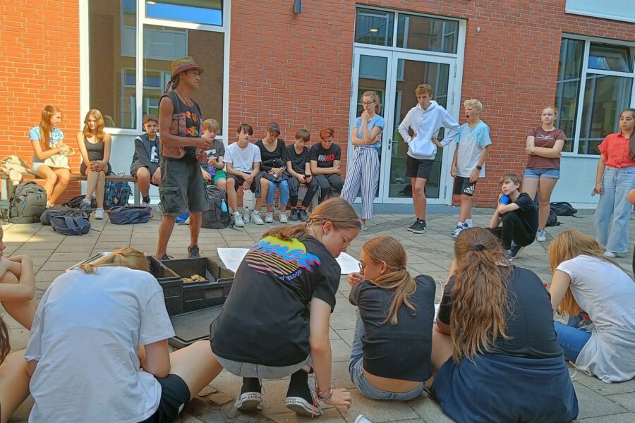 Der Künstler Jorge Hidalgo befindet sich in einer Diskussion mit Schülerinnen des Ratsgymnasiums Münster.